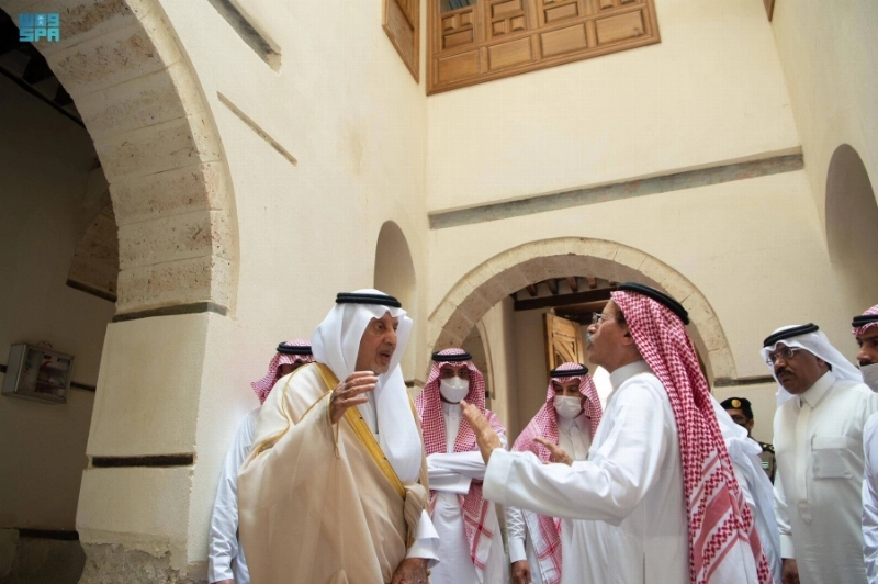 خالد الفيصل خلال زيارته تاريخية جدة (مكة)