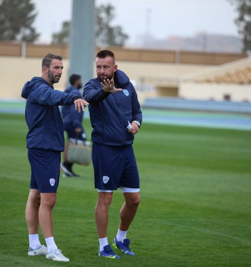 مارتن سيفيلا يوجه لاعبي أبها (مكة)