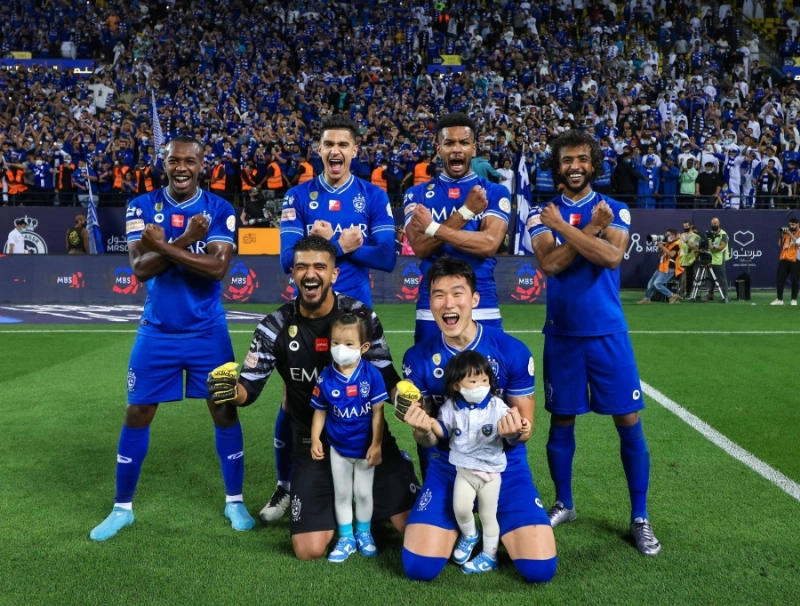 لاعبو الهلال يحتفلون بالفوز على النصر (مكة)