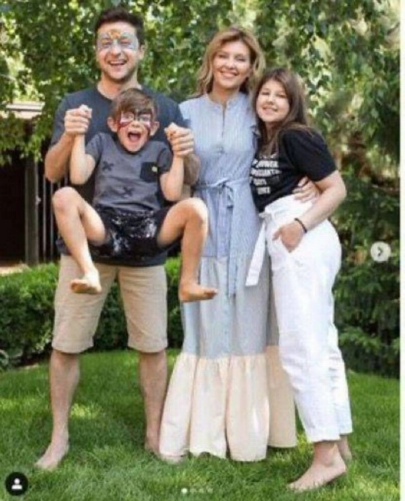 مع زوجها وأبنائهما