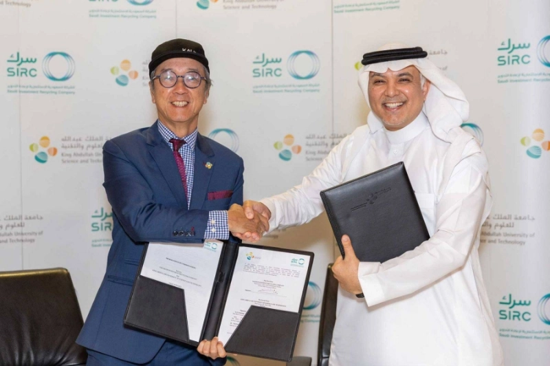 المهندس زياد الشيحة الرئيس التنفيذي للشركة السعودية الاستثمارية لإعادة التدوير والبروفيسور توني تشان رئيس جامعة كاوست بعد توقيع الاتفاقية