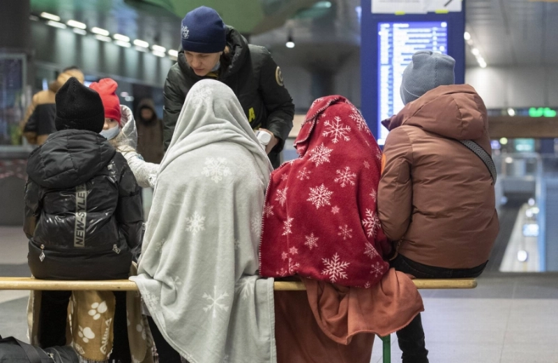 نازحون أوكران يتلقون مساعدات غذائية