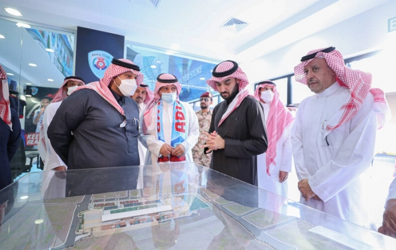 عبدالعزيز بن تركي يطلع على مجسم المشروع (مكة)