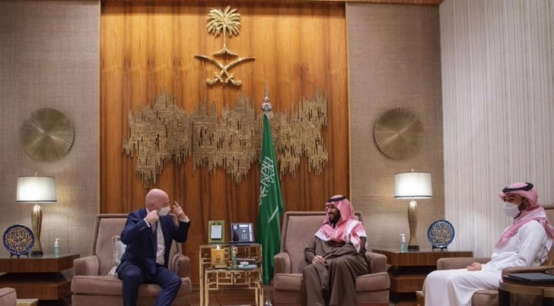 خلال لقاء ولي العهد يرئيس الفيفا (واس)