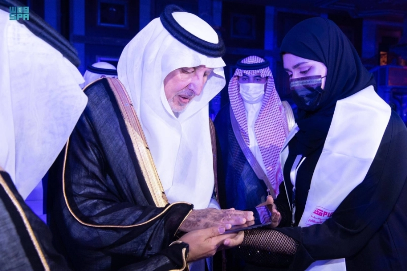 خالد الفيصل خلال التدشين (واس)