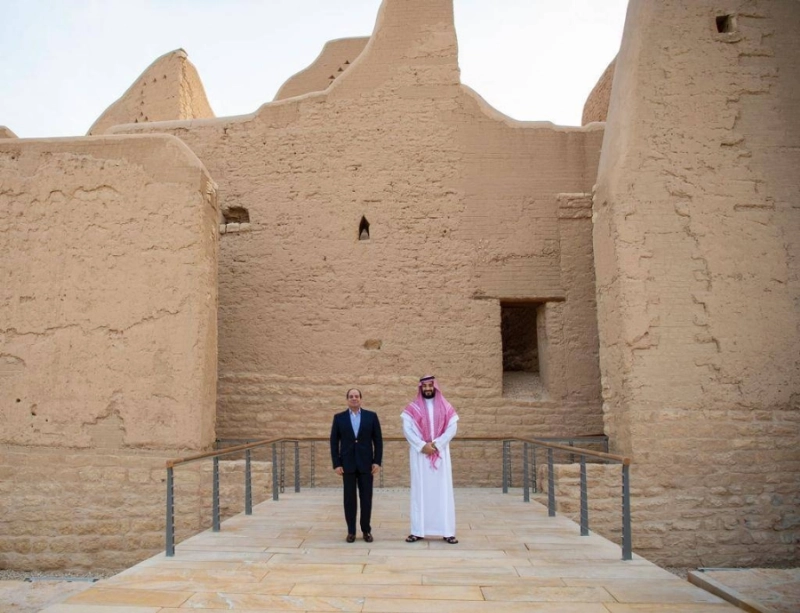 ولي العهد مصطحبا الرئيس السيسي في جولة بحي الطريف التاريخي (واس)