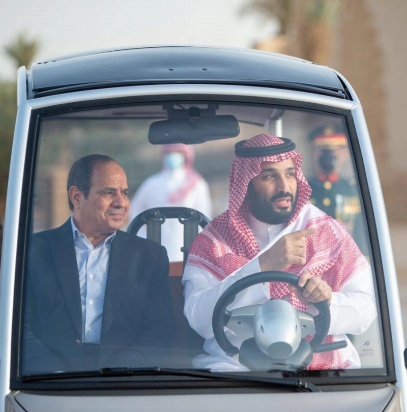 ولي العهد مصطحبا الرئيس السيسي في جولة بحي الطريف التاريخي (واس)