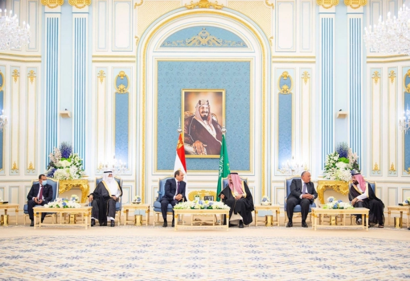 خادم الحرمين خلال استقبال الرئيس المصري في حضور الأمير محمد بن سلمان (واس)