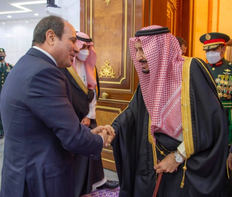 الملك سلمان مصافحا الرئيس السيسي (واس)