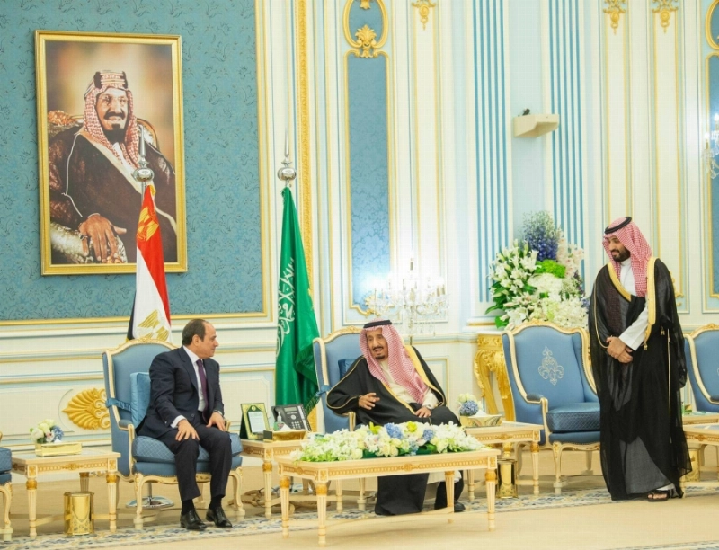 خادم الحرمين في حديث مع الرئيس المصري بحضور ولي العهد (واس)