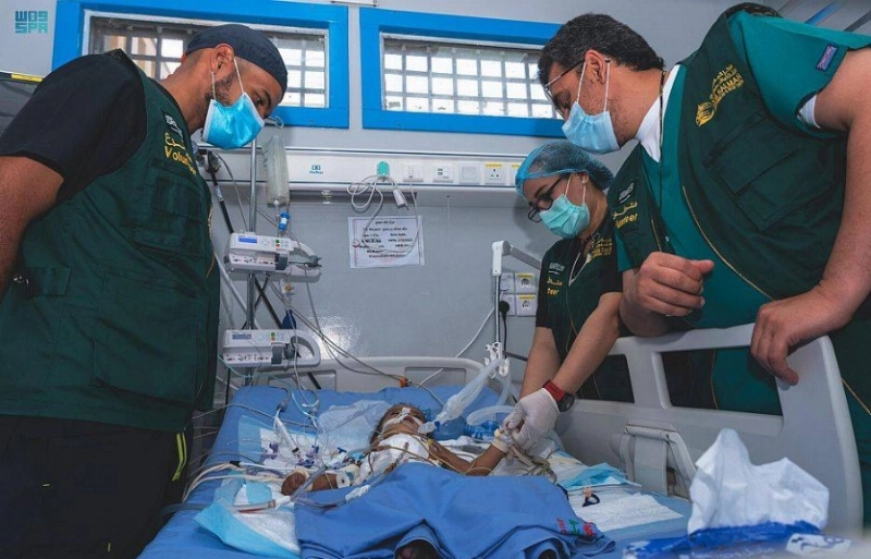 الأطباء يجرون عملية جراحية لطفل يمني (واس)
