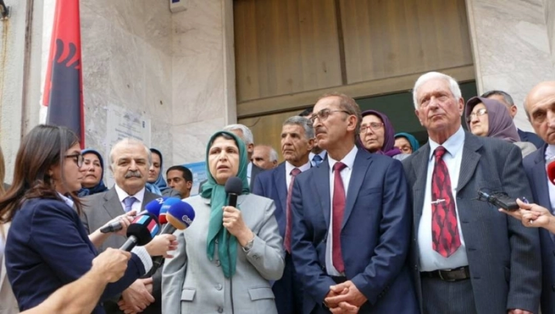 مريم رجوي وأعضاء منظمة مجاهدي خلق يحضرون المحاكمة (مكة)
