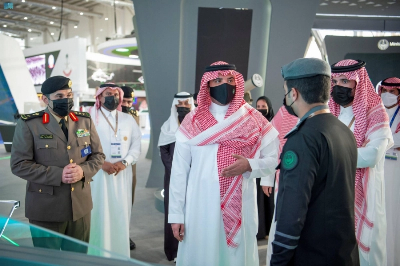 عبدالعزيز بن سعود خلال جولته بالمعرض (مكة)