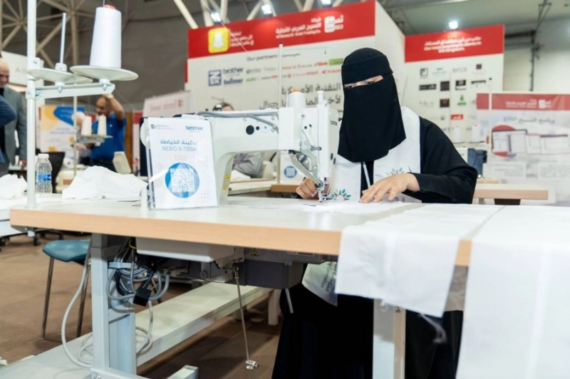 كوادر نسائية وطنية تعمل في صناعة الثباب السعودية