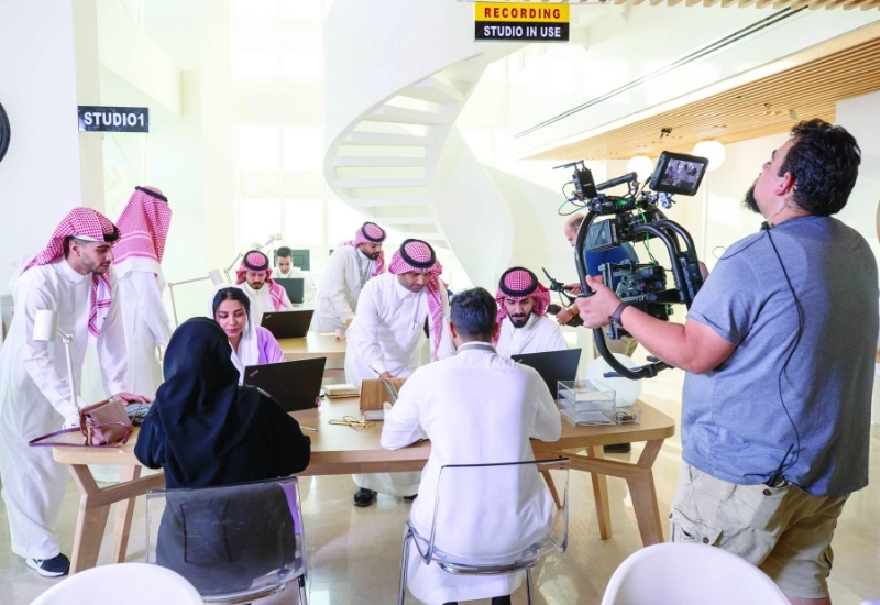 فريق البرنامج خلال تسجيل إحدى الحلقات (مكة)