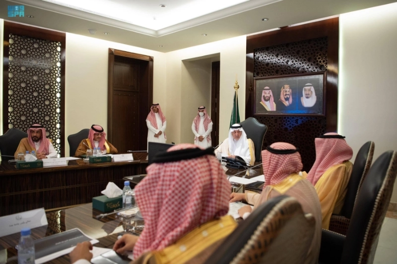 خالد الفيصل مترئسا الاجتماع (واس)