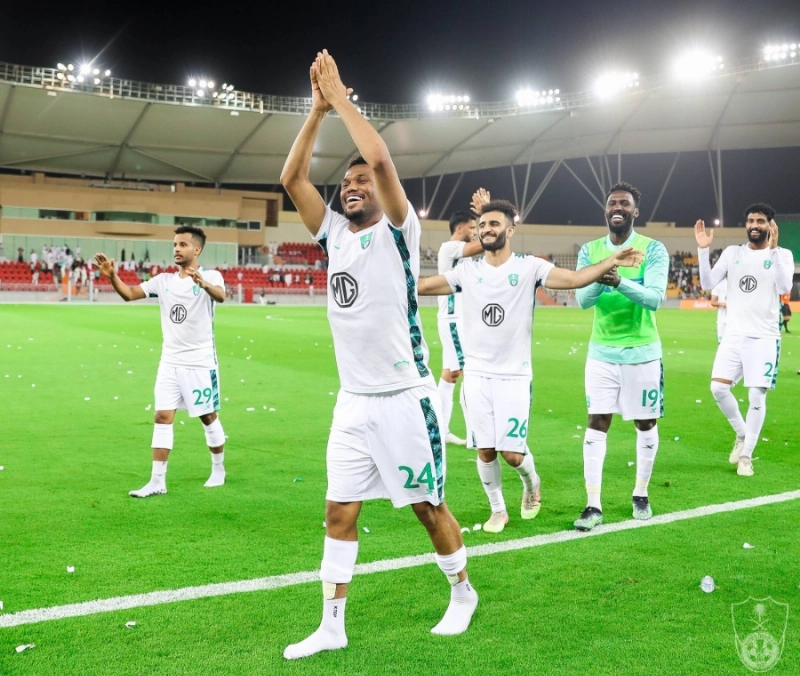 لاعبو الأهلي عقب الفوز على الطائي (مكة)