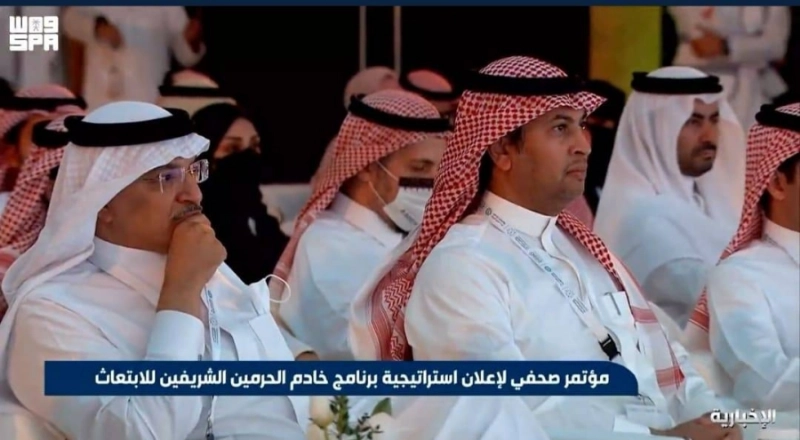 طلاب يتابعون اللقاء