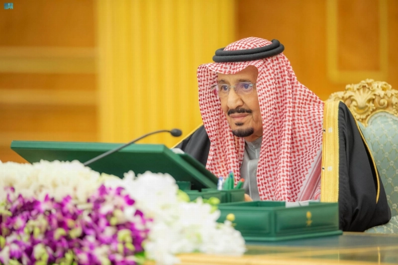 الملك سلمان خلال ترؤسه جلسة مجلس الوزراء أمس (واس)