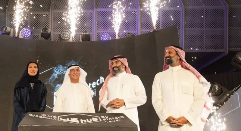 السواحة يتوسط المبارك والقويز في حفل فنتك السعودية