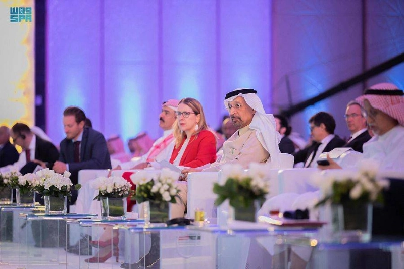 الفالح والوزيرة النمساوية في المنتدى