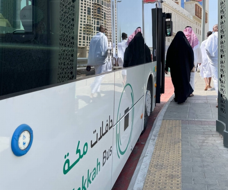 عدد من المعتمرين خلال التشغيل التجريبي لحافلات مكة أمس (مكة)