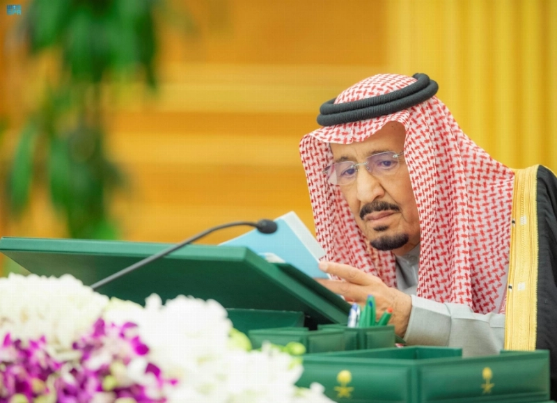 الملك سلمان خلال ترؤسه جلسة مجلس الوزراء أمس (واس)