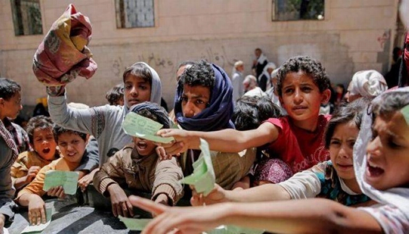 أياد ممدودة في انتظار الطعام باليمن (مكة)