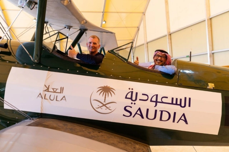 خالد طاش، رئيس التسويق لمجموعة الخطوط السعودية، و السيد فيليب جونز، رئيس إدارة الوجهات والتسويق في الهيئة الملكية لمحافظة العلا خلال توقيع اتفاقية الرعاية لمهرجان سماء العلا في متحف الطائرات الكلاسيكية بمطار العلا الدولي يوم 11 مارس 2022.