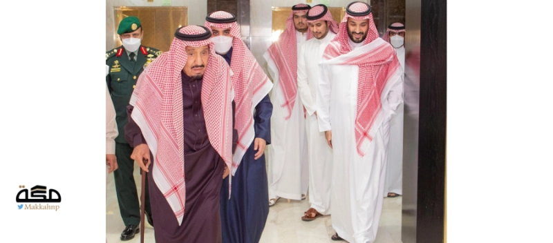 الملك سلمان لدى مغادرته مستشفى الملك فيصل بعد إجراء الفحوصات (واس)