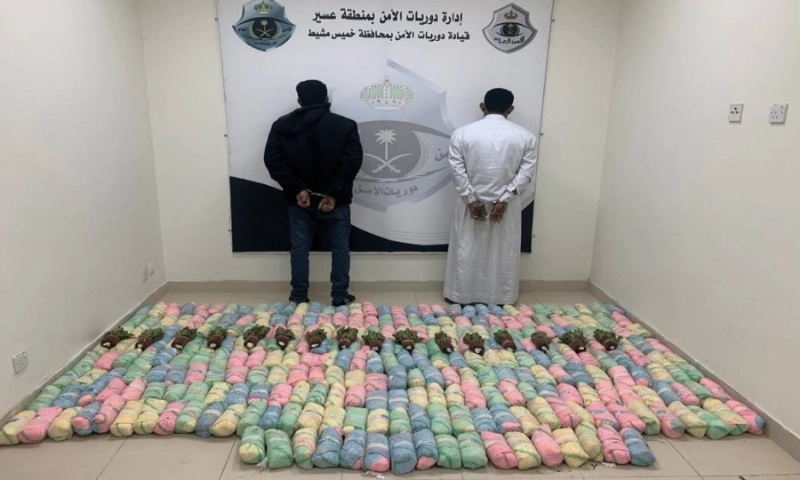 المقيمان خلال ضبطهما بالقات (مكة)