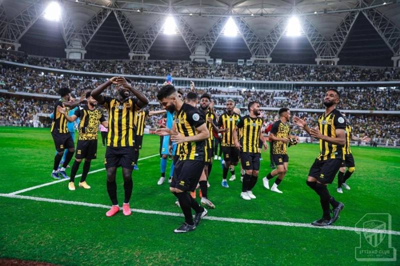 فرحة لاعبي الاتحاد بالفوز على الحزم أمس الأول