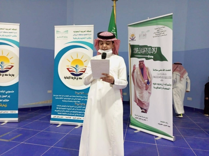 طالب يتحدث من خلال الإذاعة المدرسية (مكة)
