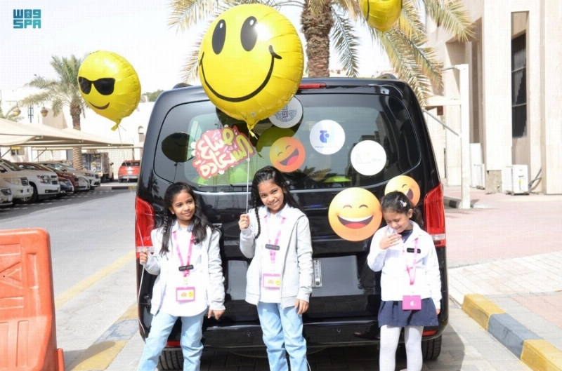 أطفال بجوار مركبة السعادة بالدمام (مكة)