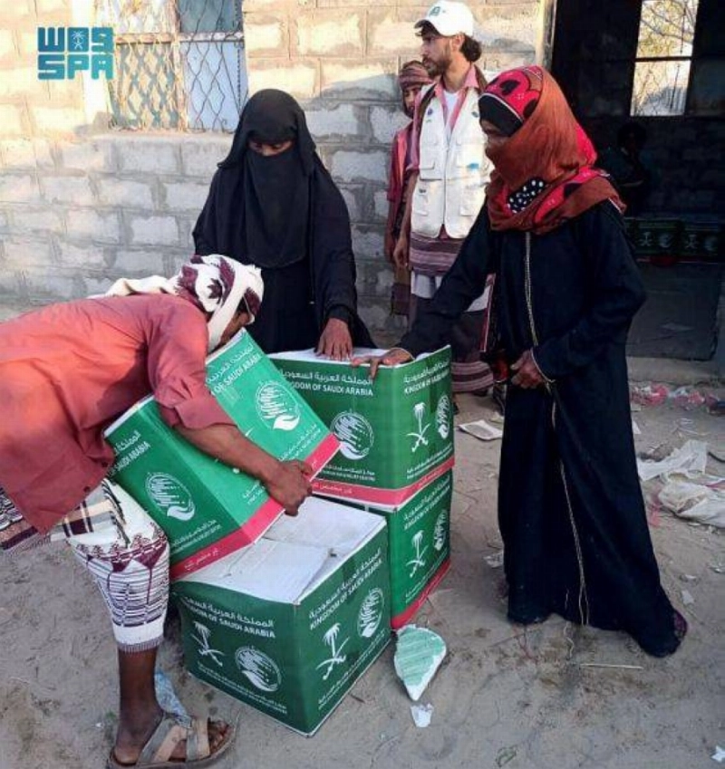 أسرة يمنية تستفيد من السلال السعودية