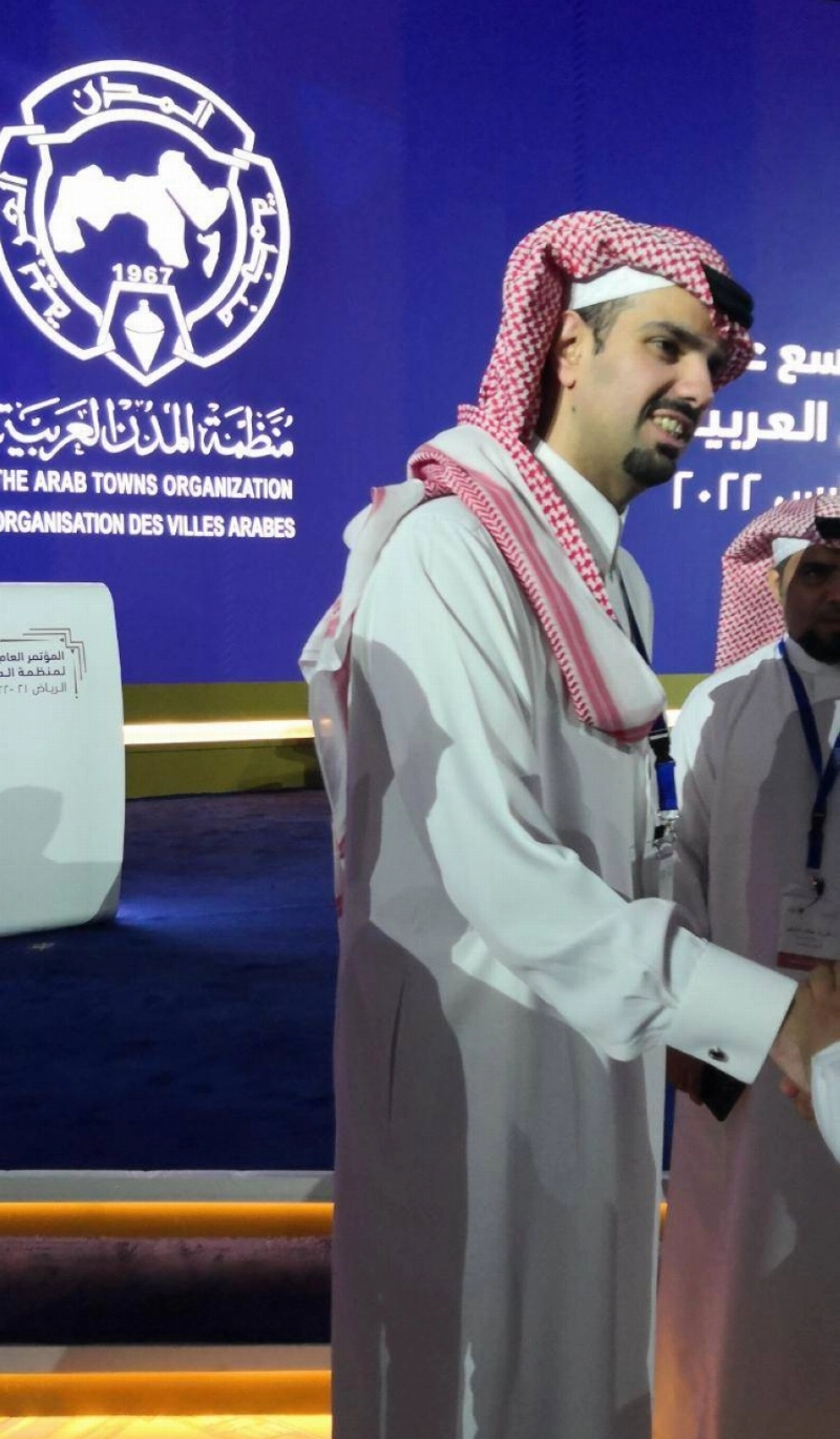امين منطقة الرياض الأمير فيصل بن عياف بعد انتهاء جلسة الحوار الأولى لليوم الأول من المؤتمر لمنظمة المدن العربية
