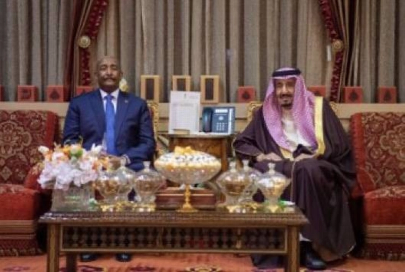 خادم الحرمين الشريفين يستقبل رئيس مجلس السيادة الانتقالي بجمهورية السودان ويقيم مأدبة عشاء (واس)