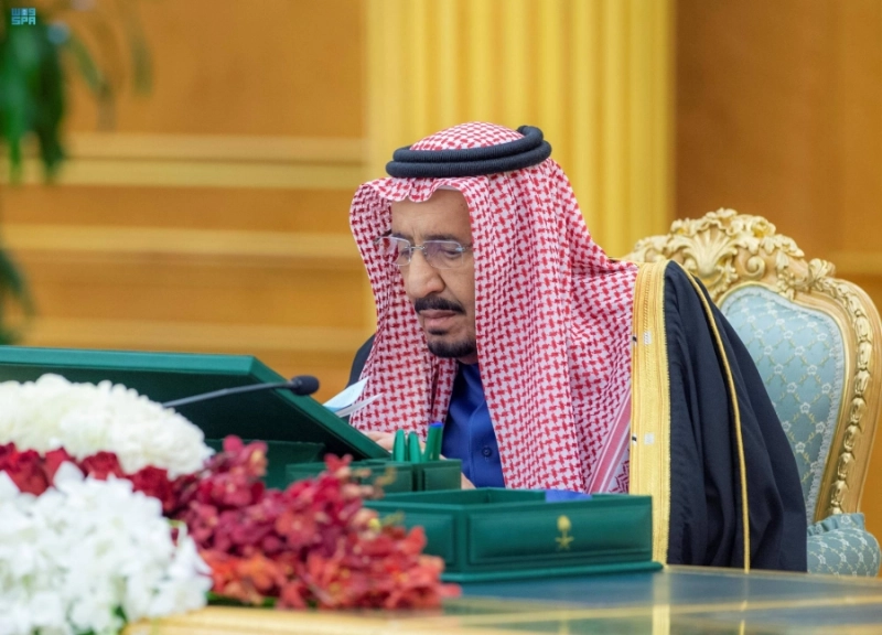 الملك سلمان مترئسا جلسة مجلس الوزراء أمس (واس)