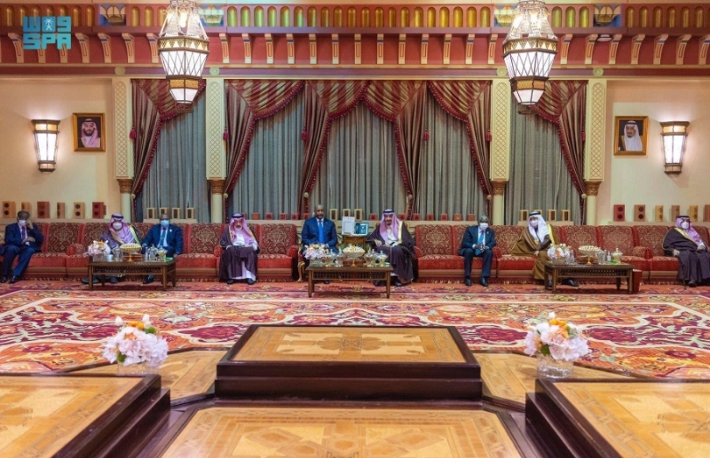 الملك سلمان خلال استقباله عبدالفتاح البرهان (واس)