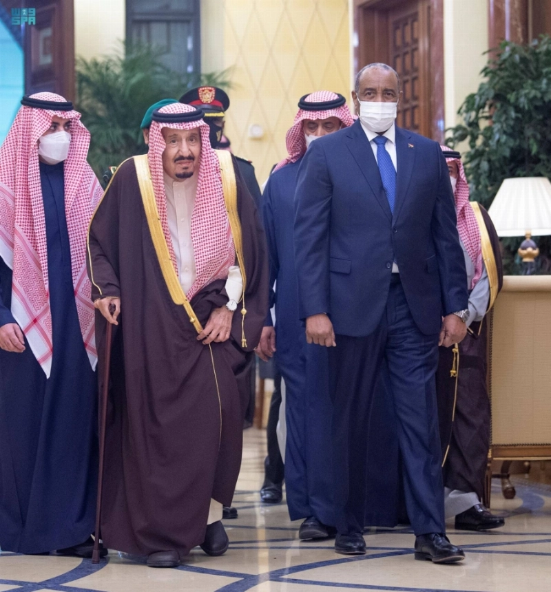 الملك سلمان خلال استقباله عبدالفتاح البرهان (واس)
