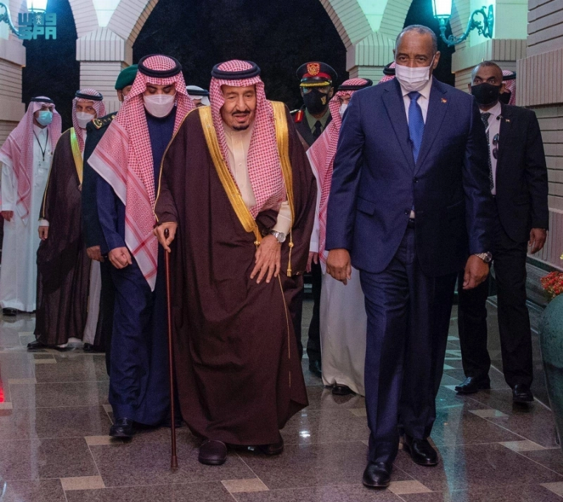الملك سلمان خلال استقباله عبدالفتاح البرهان (واس)