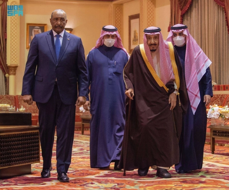 الملك سلمان خلال استقباله عبدالفتاح البرهان (واس)