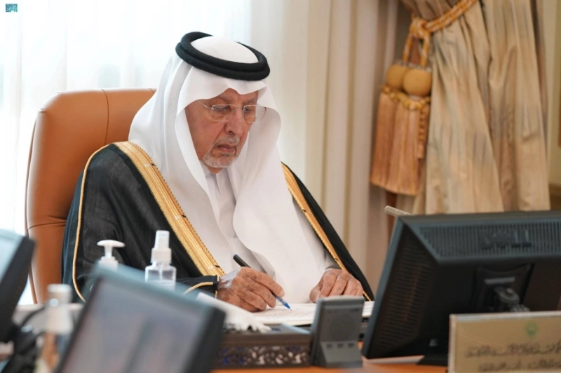 خالد الفيصل خلال توقيعه على أحد المشاريع (مكة)