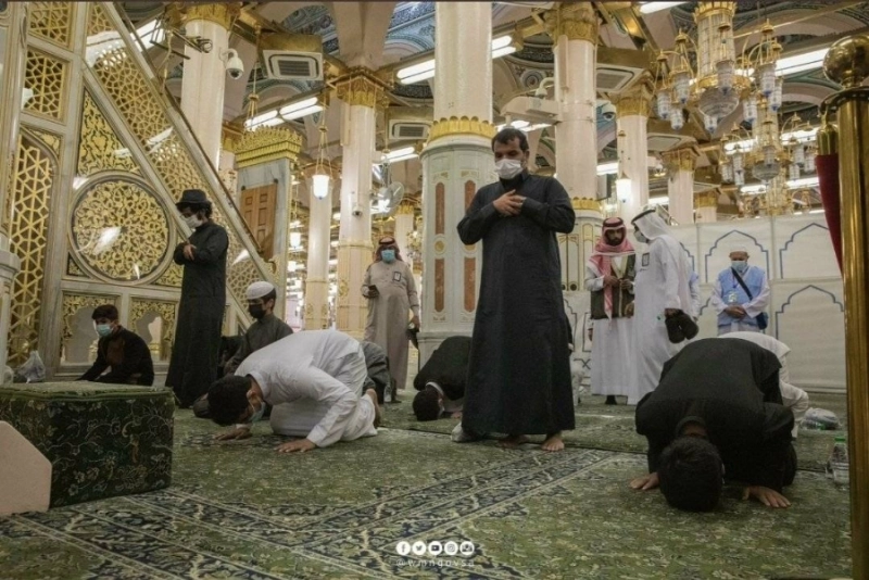 مصلون داخل المسجد النبوي (مكة)