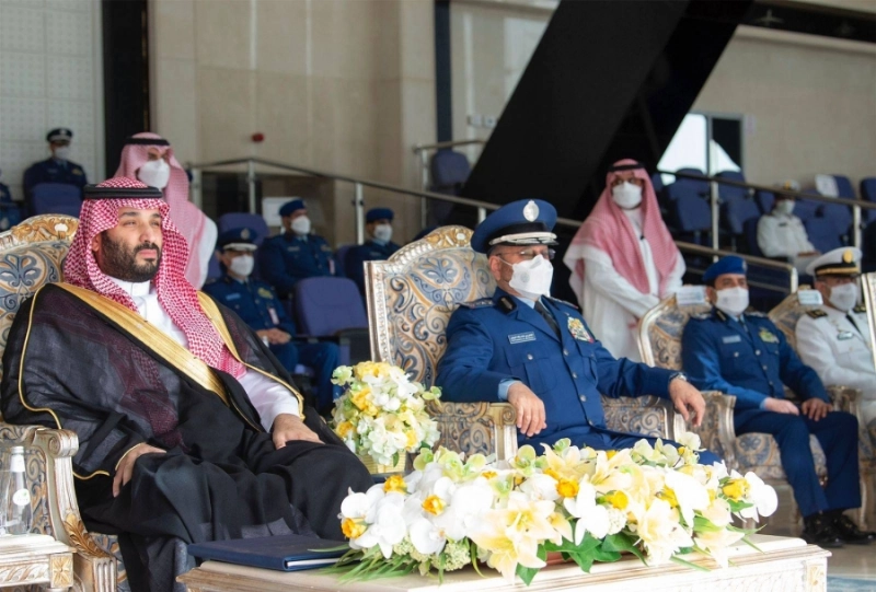 الأمير محمد بن سلمان لدى رعايته حفل تخريج الطلبة أمس (واس)