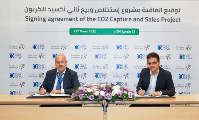 توقيع الإتفاقية لمشروع استخلاص و بيع ثاني اكسيد الكربون من طرفي المهندس عثمان بن علي الغامدي ورئيس مجلس إدارة شركة جلف كرايو الأستاذ عامر الهنيدي