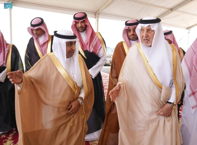 خالد الفيصل خلال جولته في المدينة الذكية (مكة)