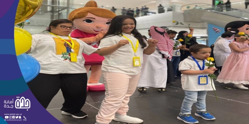 أطفال مشاركون في المبادرة (مكة)