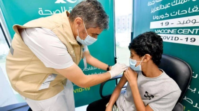 طفل يتلقى اللقاح (مكة)