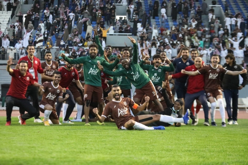 فرحة لاعبي الجبلين بعد انتصارهم على الدرعية